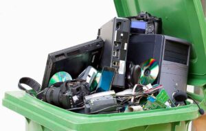 RAAES ó WEEE en Recuperaciones Vazquez. Desguace, chatarrería, retirada, clasificación y tratamiento de todo tipo de chatarra, metales, gestor autorizado de residuos industriales con certificado de destrucción.