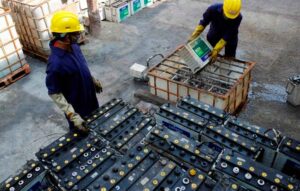 Recogida de baterías en Recuperaciones Vazquez. Desguace, chatarrería, retirada, clasificación y tratamiento de todo tipo de chatarra, metales, gestor autorizado de residuos industriales con certificado de destrucción.